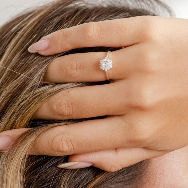 anel-solitario-flor-com-cristal-central-prata-925-dimitra-joias-modelo.jpg